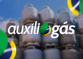 Botijões de gás empilhados ao fundo com logo do Auxílio Gás em destaque