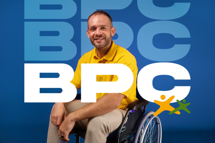 homem cadeirante sorrindo em frente ao fundo azul com a sigla BPC