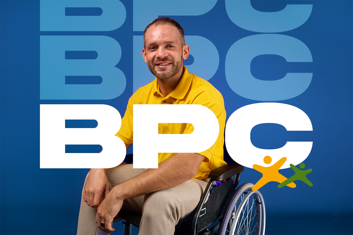 Homem em cadeira de rodas, junto a inscrição BPC.