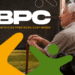 Idoso pensativo segurando uma bengala, representando a importância do BPC para quem enfrenta dificuldades.