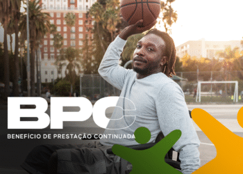 Homem em cadeira de rodas jogando basquete ao ar livre, transmitindo força e superação.