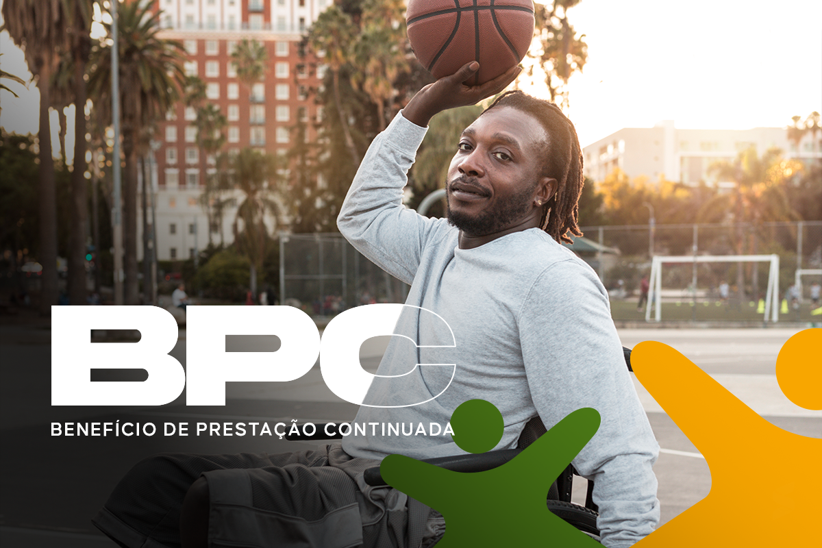 Homem sorrindo enquanto segura uma bola de basquete, com o logo do BPC/LOAS em destaque ao fundo.
