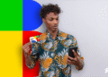 Homem consulta o saldo do Bolsa Família de maio pelo celular.
