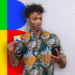 Jovem segurando cartão do Bolsa Família enquanto olha para celular, com fundo colorido.