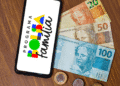 "Imagem do logo do Programa Bolsa Família junto com cédulas de dinheiro, representando os pagamentos do programa no mês de maio."