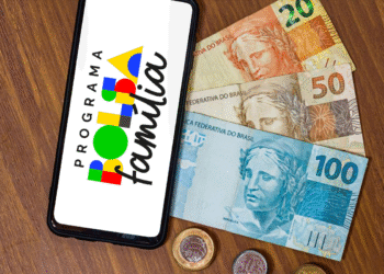 "Imagem do logo do Programa Bolsa Família junto com cédulas de dinheiro, representando os pagamentos do programa no mês de maio."