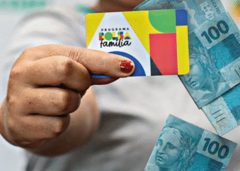 Cartão Bolsa Família e notas de 100 reais, representando o calendário de pagamentos de maio de 2025.