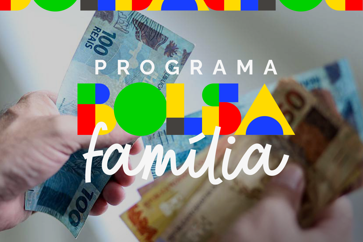 Pessoa recebendo pagamento do Bolsa Família com cédulas de 100 reais ao fundo.
