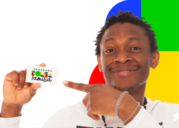 Homem sorridente segurando cartão do programa Bolsa Família com fundo colorido.