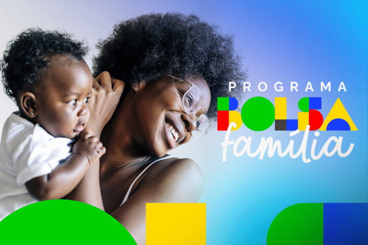 Mãe negra sorrindo segurando bebê, simbolizando o programa Bolsa Família.