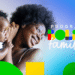 Mãe negra sorrindo segurando bebê, simbolizando o programa Bolsa Família.