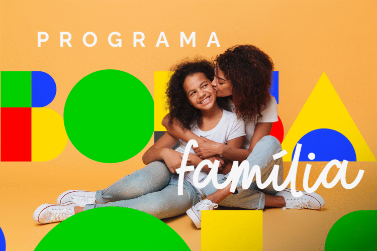Mãe abraçando e beijando filha sorridente com elementos gráficos do Bolsa Família ao fundo.