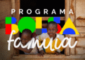 Crianças sorrindo em uma janela com o logo do programa Bolsa Família