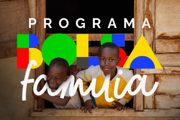 Crianças sorrindo em uma janela com o logo do programa Bolsa Família