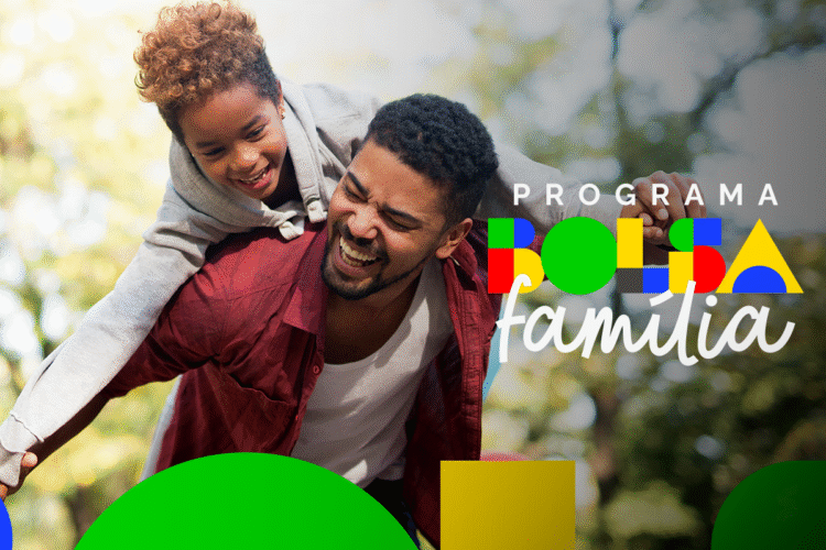 Pai brincando com filha ao ar livre com logo do programa Bolsa Família.