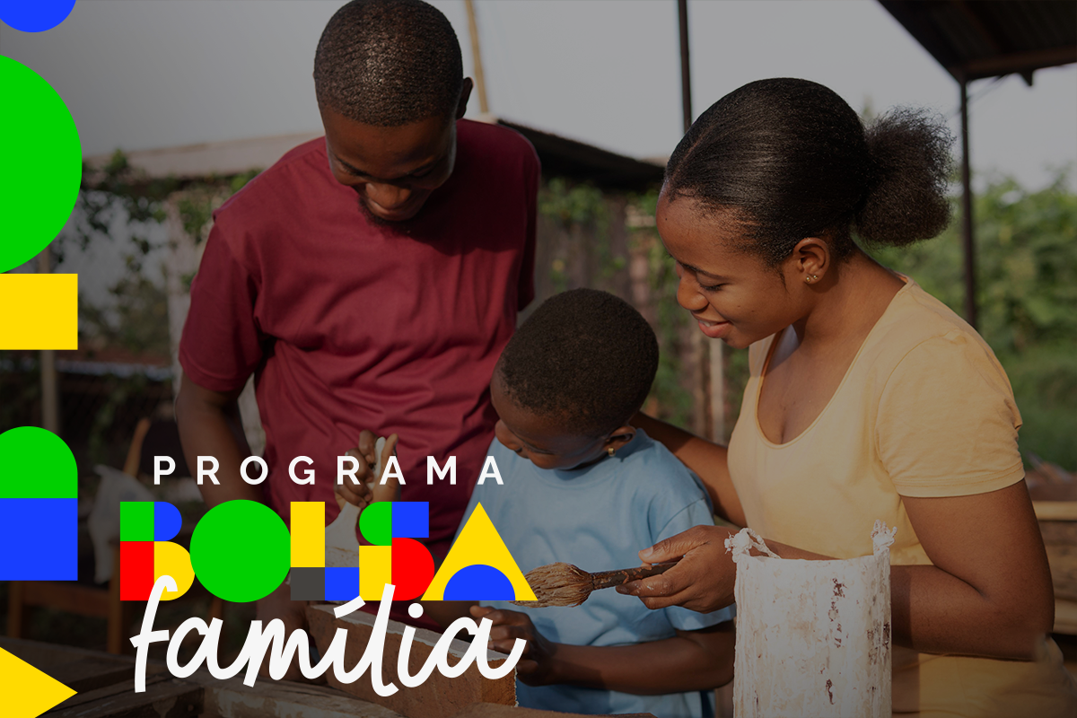 Família negra feliz realizando atividade manual, com logo colorido do Programa Bolsa Família sobreposto na imagem.