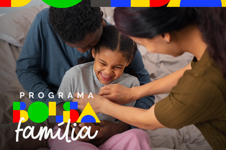 Família feliz interagindo, representando o acompanhamento social no programa Bolsa Família.