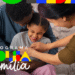 Família feliz interagindo, representando o acompanhamento social no programa Bolsa Família.
