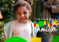 Criança sorridente em ambiente externo com logo do programa Bolsa Família.