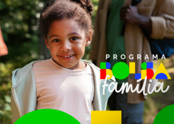 Criança sorridente em ambiente externo com logo do programa Bolsa Família.
