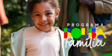 Criança sorridente em ambiente externo com logo do programa Bolsa Família.