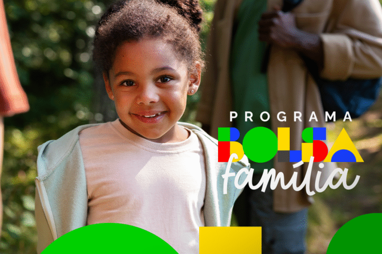 Criança sorridente em ambiente externo com logo do programa Bolsa Família.
