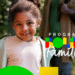 Criança sorridente em ambiente externo com logo do programa Bolsa Família.