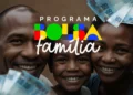 Imagem ilustrativa do Programa Bolsa Família com uma família sorridente e notas de 100 reais ao fundo.
