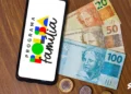 Imagem do programa Bolsa Família, mostrando o logo e notas de dinheiro.