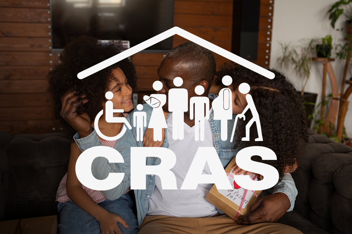  Família feliz reunida no sofá com símbolo do CRAS sobreposto
