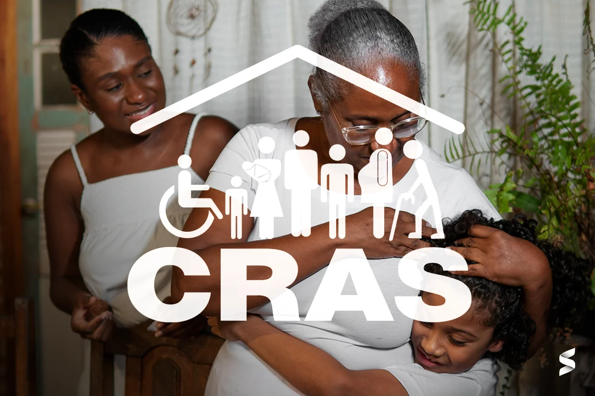 "Imagem do CRAS com ícones representando diferentes membros de uma família, incluindo idosos, crianças e pessoas com deficiência.