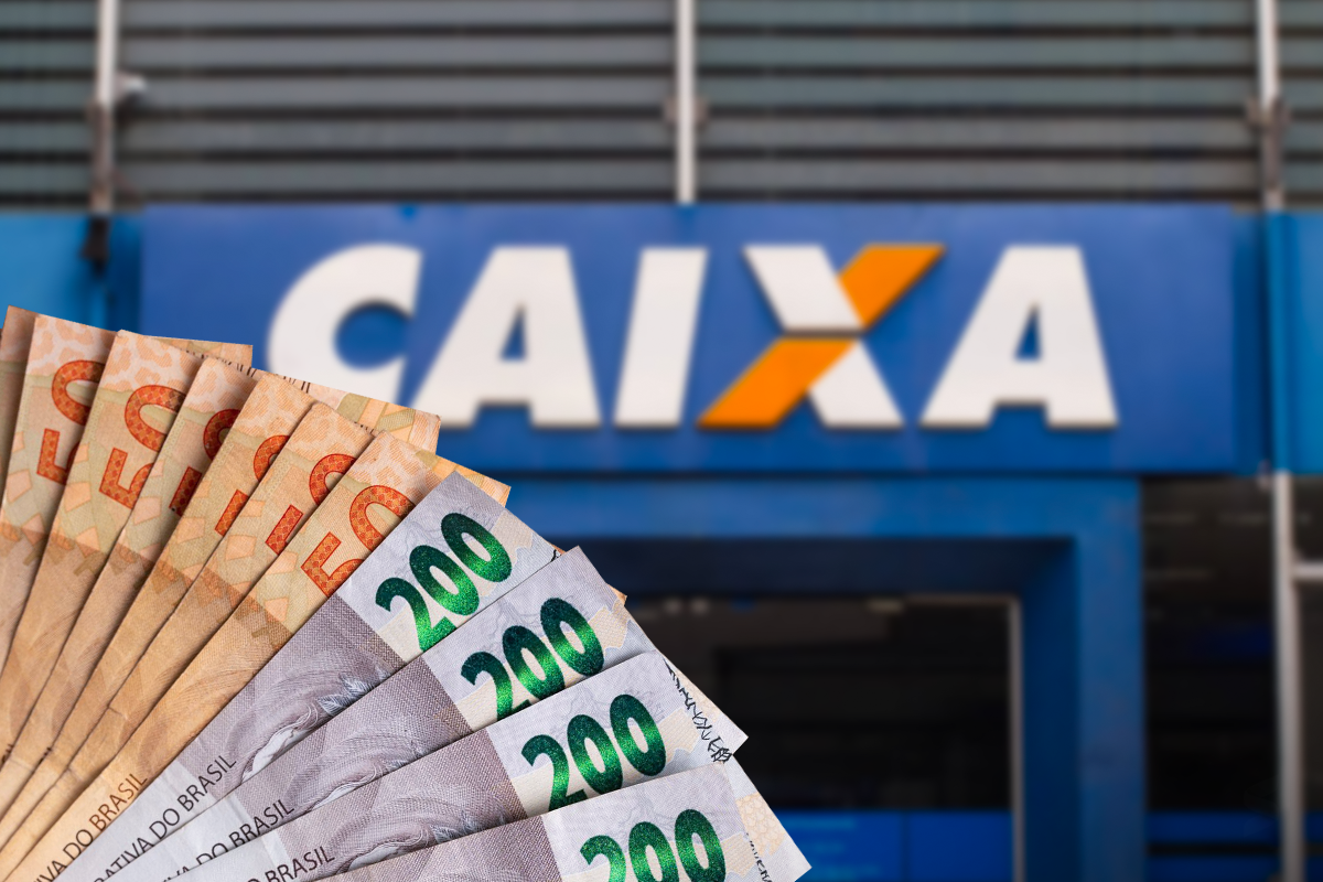 Cédulas de dinheiro em frente a agência da caixa econômica federal