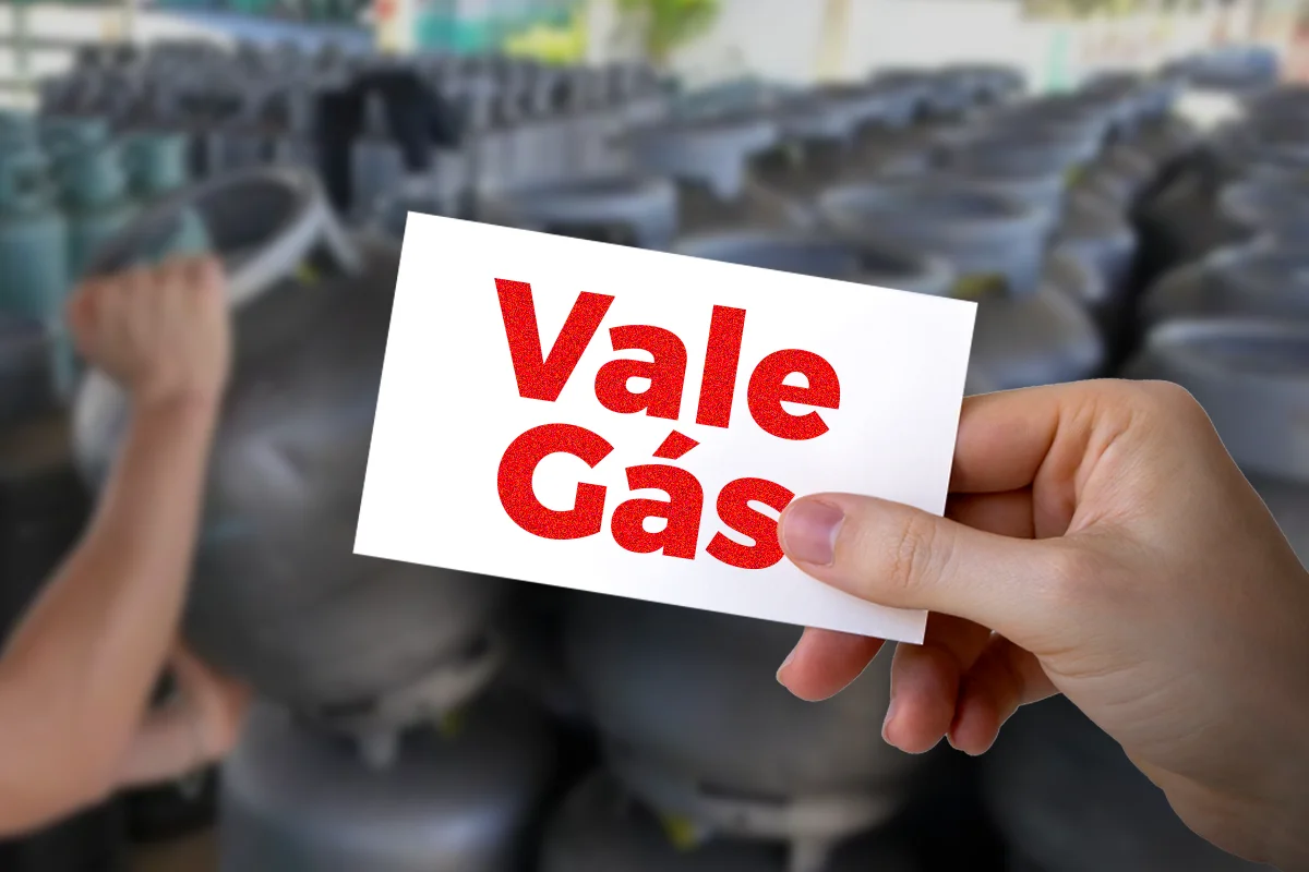 Cálculo do valor do Auxílio Gás 2025. Imagem de um cartão Vale Gás sendo segurado, representando o benefício.