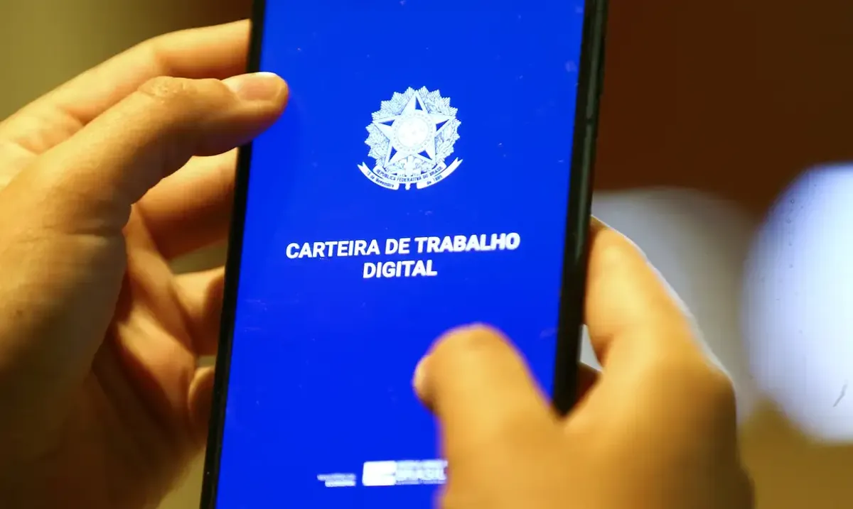 Pessoa acessando a Carteira de Trabalho Digital no celular