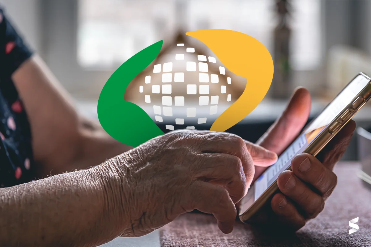 Idoso usando um celular para acessar informações sobre benefícios do INSS.