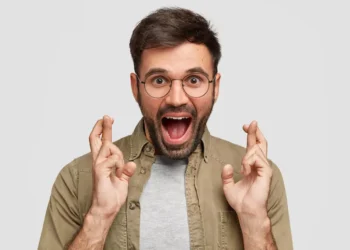 Homem expressando grande expectativa e empolgação, simbolizando a ansiedade do sorteio do IPTU Premiado 2025.