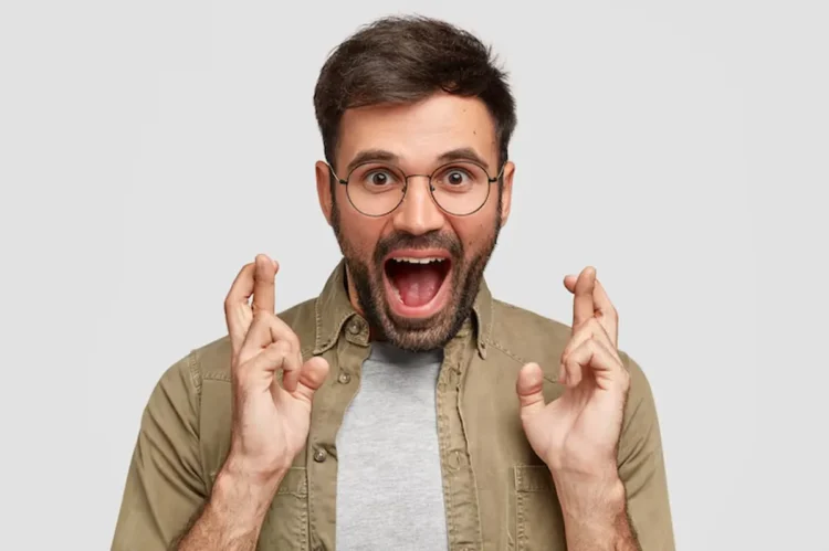 Homem expressando grande expectativa e empolgação, simbolizando a ansiedade do sorteio do IPTU Premiado 2025.