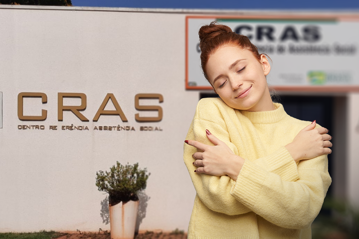 Mulher sorrindo e abraçando o CRAS, local para realizar a atualização do Cadastro Único.