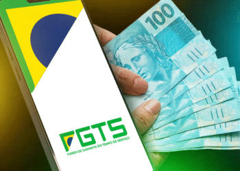 Celular com logo do FGTS e notas de R$ 100, representando o Saque de Calamidade