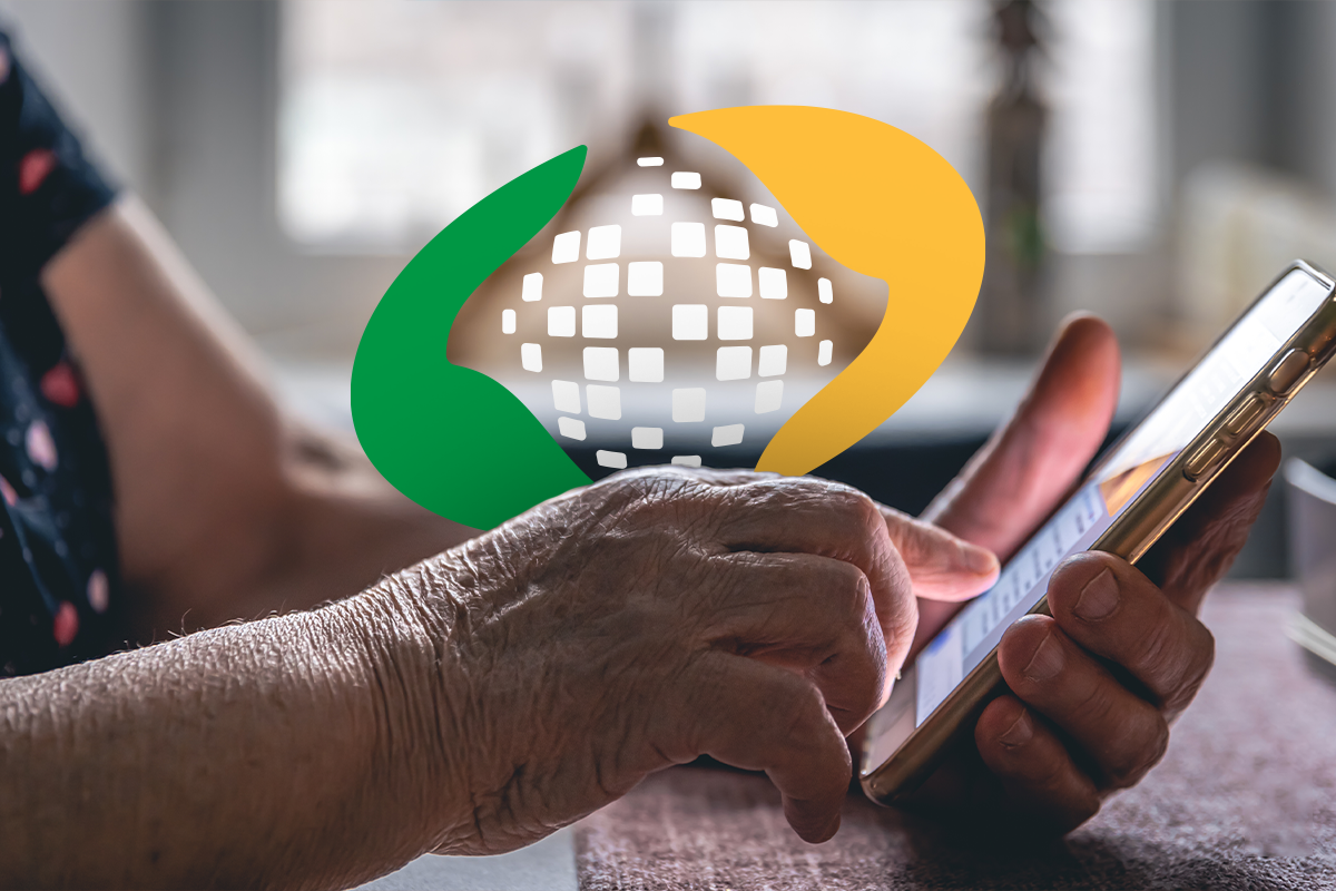 Pessoa idosa usando o celular com o símbolo da Previdência Social em destaque