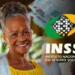 Mulher sorrindo segurando cédulas de R$ 100, com o logo do INSS ao fundo.
