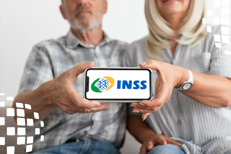 Casal idoso exibindo logo do INSS no celular, representando devolução de R$ 292 milhões aos aposentados.