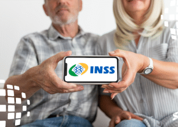 Idosos segurando celular com logo do INSS para consultar atrasados do benefício