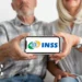 Casal de idosos mostrando o logo do INSS no celular, representando a questão do 14º salário do INSS.