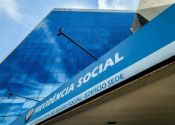 Fachada moderna do Instituto Nacional do Seguro Social (INSS), destacando a crise e desconfiança nos empréstimos consignados.