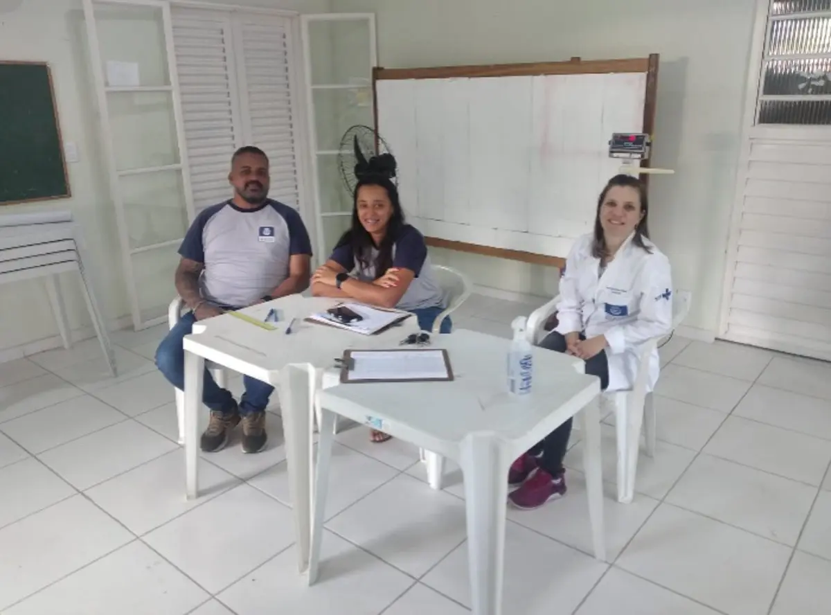 Profissionais atendem beneficiários do Bolsa Família para atualização obrigatória.