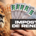 Dinheiro em espécie e o leão simbolizando o Imposto de Renda 2025, destacando a importância do acompanhamento dos lotes de restituição da Receita Federal.