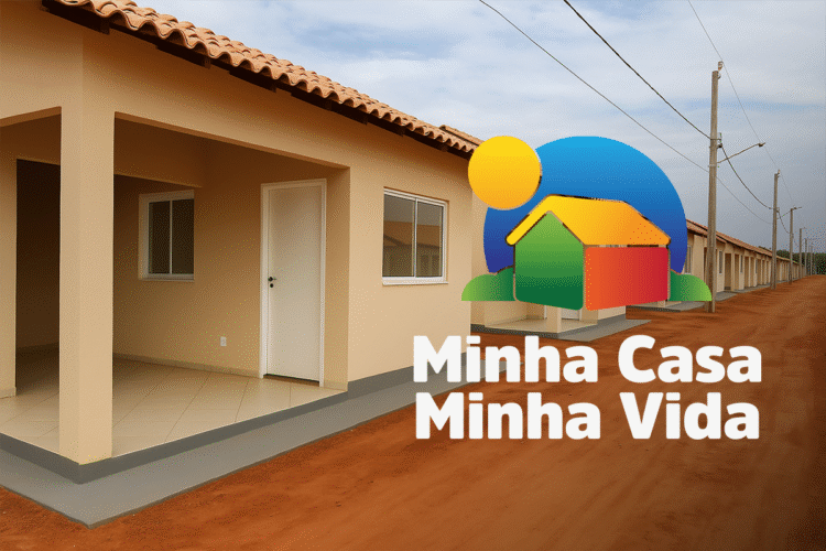 Casa popular recém-construída com rua de terra vermelha e céu nublado.