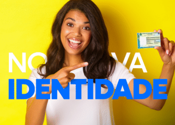 Jovem sorrindo e mostrando o novo modelo da Carteira de Identidade Nacional em fundo amarelo.