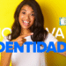 Jovem sorrindo e mostrando o novo modelo da Carteira de Identidade Nacional em fundo amarelo.